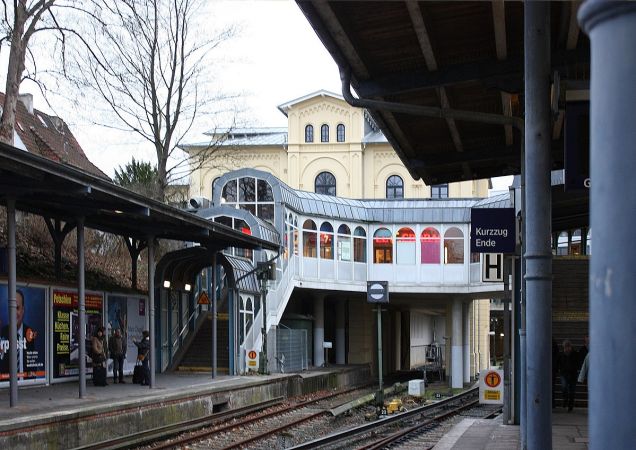 Stopping place at Hamburg-Blankenese © CC-BY Dguendel; Source