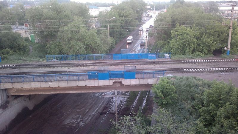 File:1200px-Улица Земеца, действующий железнодорожный мост.jpg