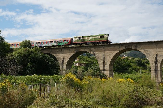 CC0 (external link) HSH_train_on_bridge_(OSCAL19_trip).jpg (external link) Albinfo (external link) via Wikimedia Commons