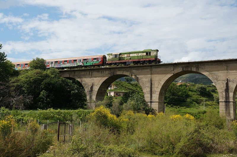 File:1200px-HSH train on bridge (OSCAL19 trip).jpg