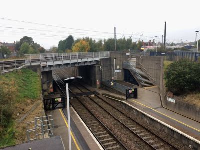 CC BY https://creativecommons.org/licenses/by/3.0/deed.de Rcsprinter123 https://commons.wikimedia.org/wiki/User:Rcsprinter123 https://commons.wikimedia.org/wiki/File:Overbridge_at_Retford_low-level_station.jpg